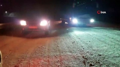 kar kureme araci -  Kaza yapan kar küreme aracı yolu trafiğe kapattı  Videosu