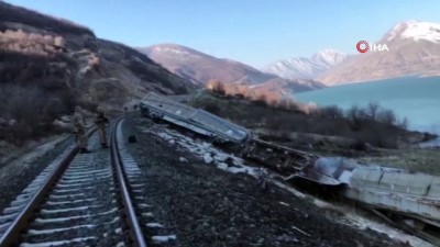 devlet demir yollari -  Mayınlı saldırıda devrilen vagonlar 4. yılında kaldırıldı  Videosu