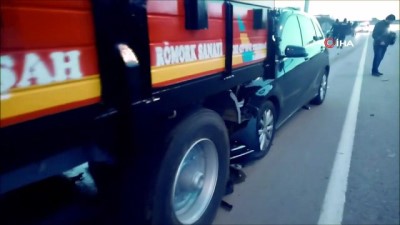 Otomobil kamyonete bağlı römorka çarptı: 2 yaralı