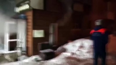 kaynar -  - Rusya'da otelin yanından geçen sıcak su borusu patladı: 5 ölü  Videosu