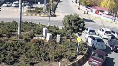 trafik kurali -  Trafik kazasında araçtan düştü, o anlar kameraya böyle yansıdı  Videosu
