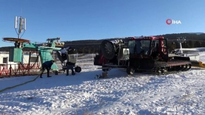  Uğurludağ'a kar yağmayınca 'suni kar' yağdırdılar 