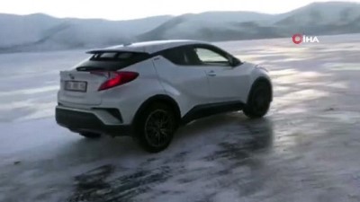  Donan göl üzerinde aracıyla drift yaptı 