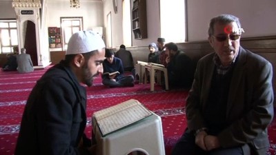  Görme engelli hafız emekli oldu, talebe yetiştirmeyi bırakmadı 