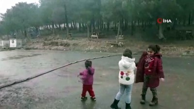  İstanbul'da kar yağışı yeniden başladı, çocukların kar sevinci böyle görüntülendi 