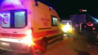  Kontrolden çıkan araç tıra çarptı, yaralıları sıkıştıkları yerden itfaiye kurtardı 