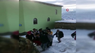 karin agrisi -  Köy yolu kar nedeniyle ulaşıma kapandı, ekipler hasta kadın için seferber oldu  Videosu