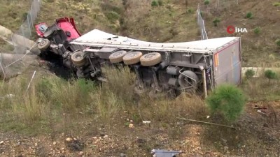  Kuzey Marmara otoyolunda bariyerleri aşan tır yan yattı 