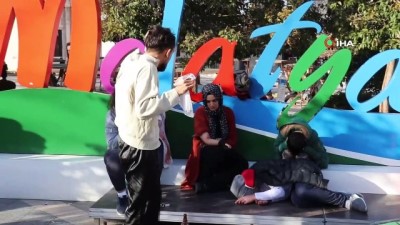 tiyatro oyunu -  Sokak tiyatrosuyla uyuşturucunun zararına dikkat çektiler Videosu