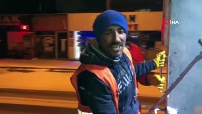  Sokakları türkülerle temizledi