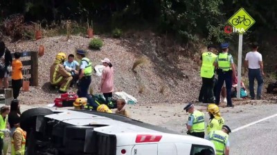 helikopter -  - Yeni Zelanda’da Çinli turistleri taşıyan otobüs devrildi: 20 yaralı  Videosu