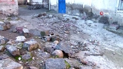  Yoldan geçen anne ve kızı çöken duvarın altında kalarak ağır yaralandı 