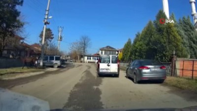 arac kamerasi -  Ahırdan kaçan at trafikte tehlike oluşturdu Videosu