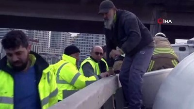 beton mikseri -  Bağcılar'da beton mikseri devrildi  Videosu