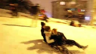 idari izin - Kar yağışını gören gençler otomobilin arkasında kayak yaptı... O anlar kamerada Videosu