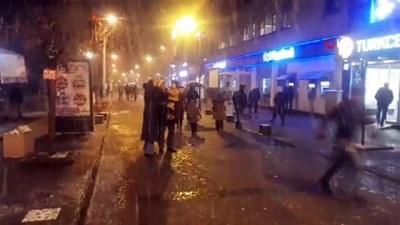 universite ogrencisi -  Kar yağışını gören telefona sarıldı Videosu