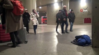 sokak cocugu -  Taksim metrosunda uyuyan çocuk yürekleri sızlattı  Videosu