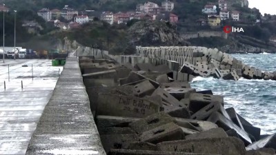 siddetli ruzgar -  Turistler dev dalgalarla özçekim peşine düştü  Videosu