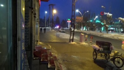 opel -  Yüksekova'da soğuk hava hayatı olumsuz etkiliyor Videosu