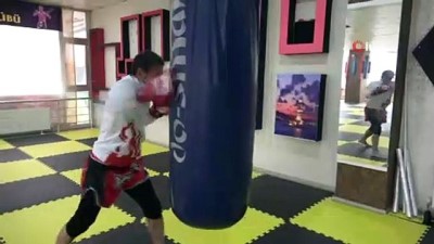 dunya sampiyonasi - 52'lik muay thai şampiyonu, dünya şampiyonasına hazırlanıyor  Videosu