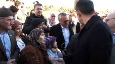  Bakan Kurum depremde hasar gören mahalleleri gezdi