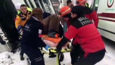  Bolu’da, buzlanma nedeniyle devrilen kamyonun sürücüsü yaralandı 