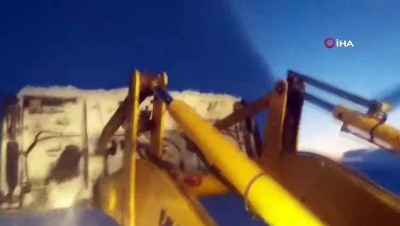  Ekipler mahsur kalan ticari taksi ve sürücüsünü kurtardı