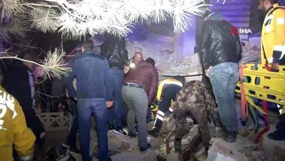  Enkaz altında kalan vatandaşları kurtarma çalışmaları devam ediyor