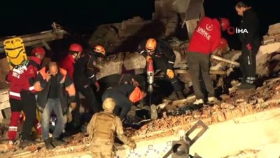  Gezin'de yıkılan binada enkaz altında kalan vatandaşları kurtarma çalışmaları devam ediyor