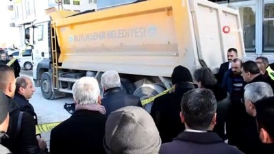 belediye iscisi -  Hafriyat kamyonu belediye işçisini ezdi: 1 ölü Videosu