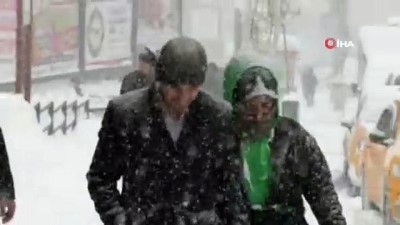  Hakkari’de yoğun kar yağışı...Araçlar karın altında kayboldu 