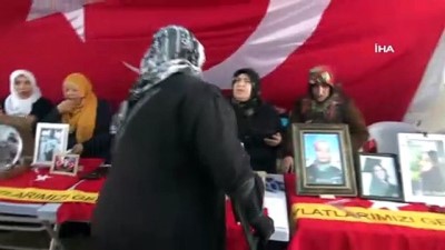 a haber -  HDP önünde evlat nöbeti tutan ailelere katılım çığ gibi büyüyor Videosu