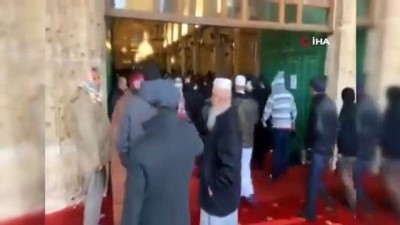  - İsrail’in yasak koyduğu Şeyh İkrime Sabri, Mescid-i Aksa’ya omuzlarda girdi 