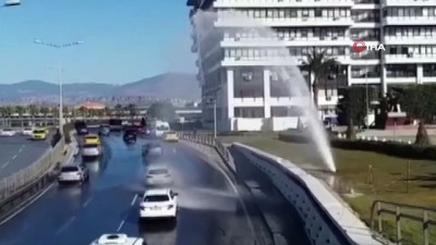kadilar -  İzmir’de su borusu patladı; sürücüler fışkıran suyla araçlarını yıkadı Videosu