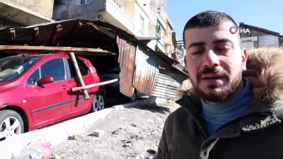 ruzgara karsi -  Kahramanmaraş’ta evin çatısı araçların üzerine düştü  Videosu