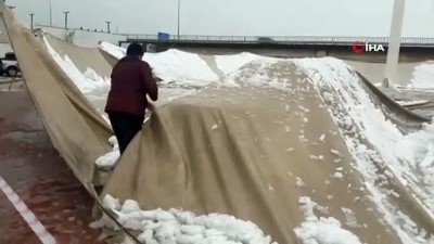  Kara dayanamayan festival çadırı çöktü: 2 araç altında kaldı 