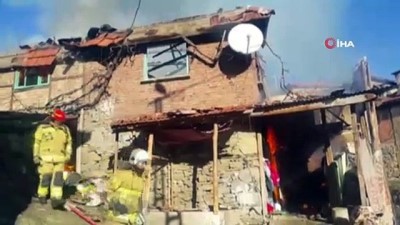  Köyde çıkan yangına kadınlar kovalarla su taşıyarak müdahale etti 