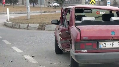  Otomobiller çarpıştı: 3 yaralı 