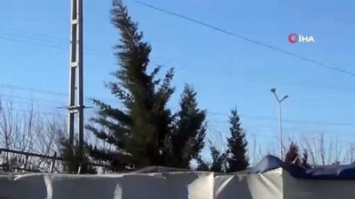  Şiddetli fırtına çadırları devirdi, tabelaları uçurdu 