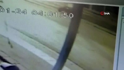  Şiddetli rüzgar kamelyaları yerinden söktü, sepetli motosikleti sürükledi