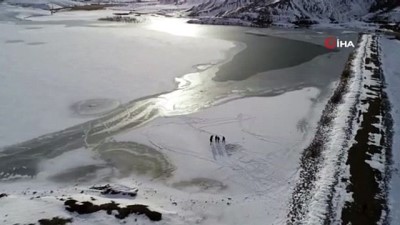  Yüzmeye korkuyorlardı, üzerinde yürüdüler 