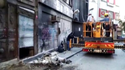 ebic -  Beyoğlu’nda çökme meydana gelen iki katlı binanın yıkımına başlandı Videosu