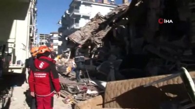  Enkaz başında annesini böyle bekledi 