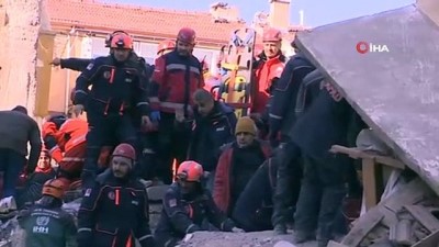  Enkazdan yaralı olarak kurtarılan kadının kızı da kurtarıldı 