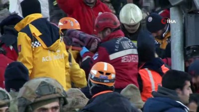 agir yarali -  Gezin’de enkaz altında kalan 5 vatandaştan 2’si ölü, 3’ü yaralı çıkartıldı  Videosu