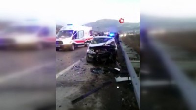  Otomobiller kafa kafaya çarpıştı: 2 ölü, 1 yaralı