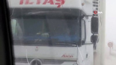 mahsur kaldi -  Tendürek Geçidi’nde tırlar mahsur kaldı  Videosu