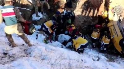 ticari taksi -  Ticari taksi şarampole uçtu: 2 ölü, 1 yaralı Videosu