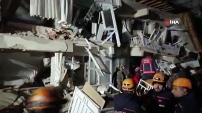  Yıkılan binada enkaz altındakileri kurtarma çalışmaları devam ediyor 