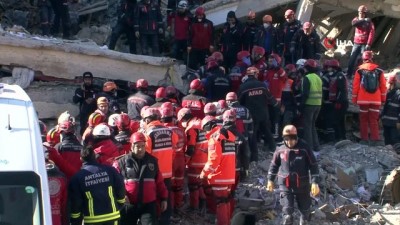  Dilek apartmanı enkazından 3 kişi çıkartıldı 